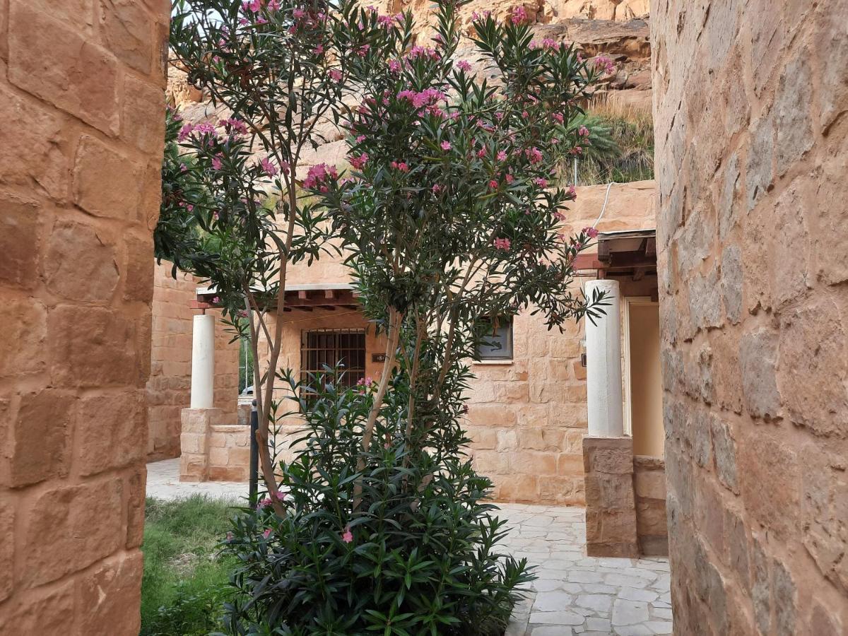Afra Hot Springs Chalets At-Tafilah エクステリア 写真
