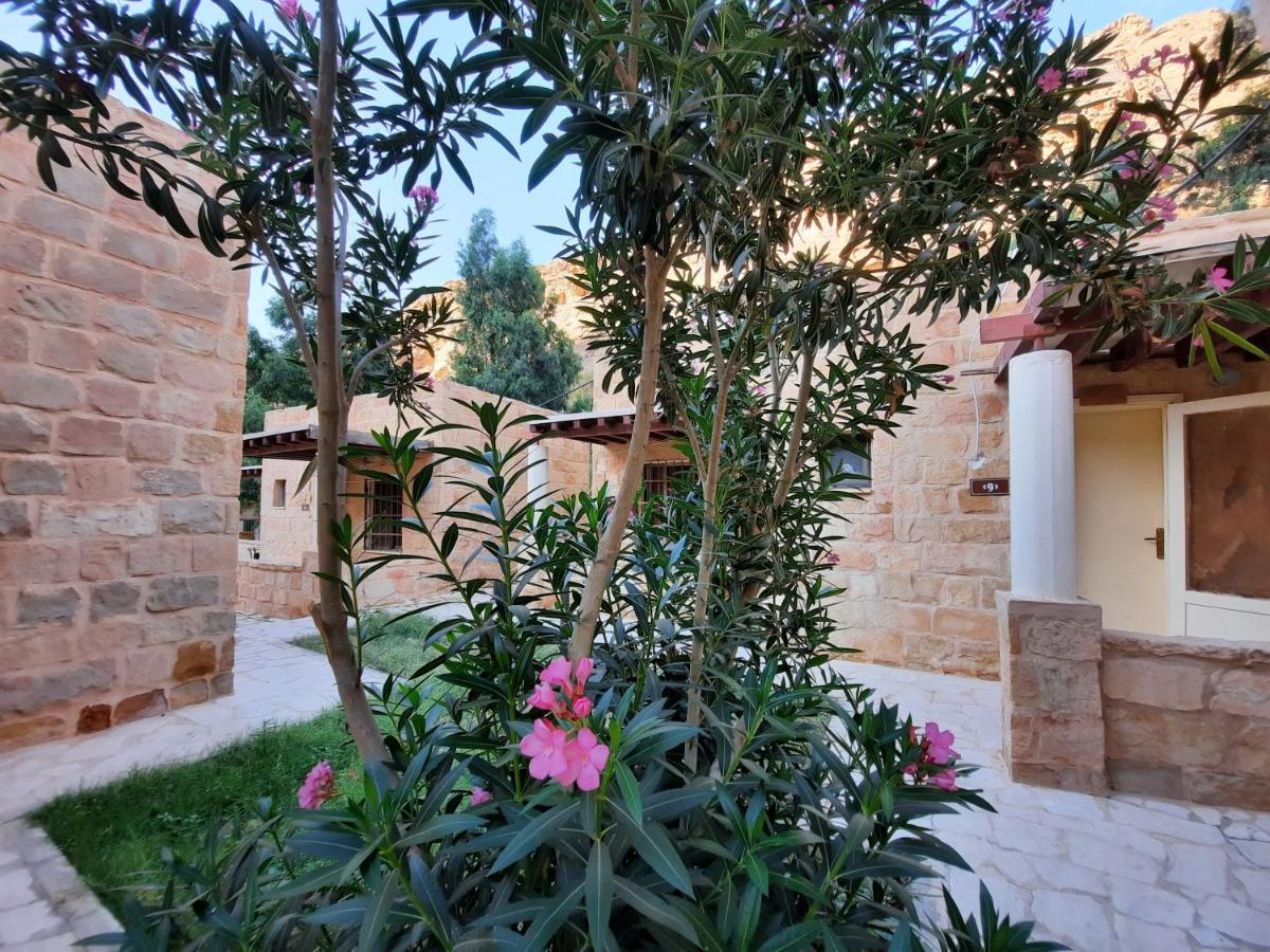 Afra Hot Springs Chalets At-Tafilah エクステリア 写真